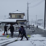 2.2昨日からの降雪で始業を1時間遅らせ職員で雪かき（2回目）